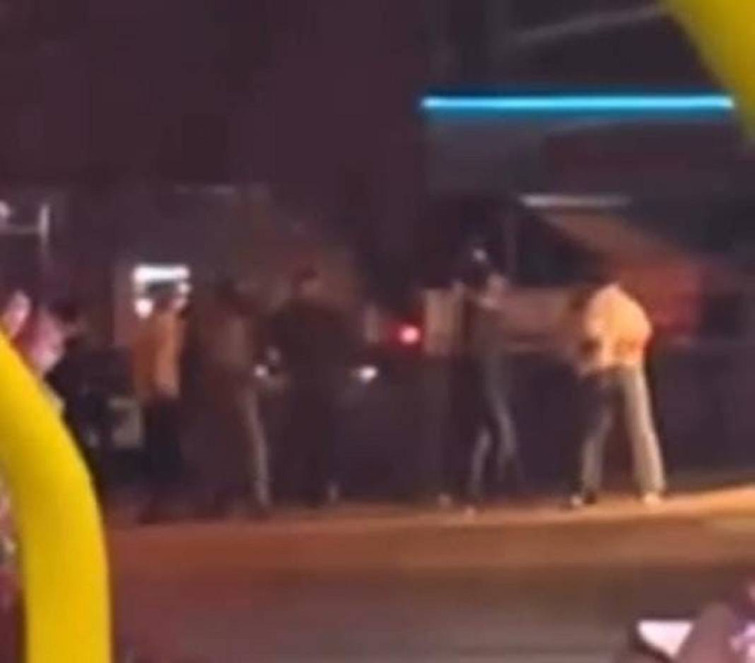 İki grup tekme tokat kavga etti: Zor ayırabildiler! 1